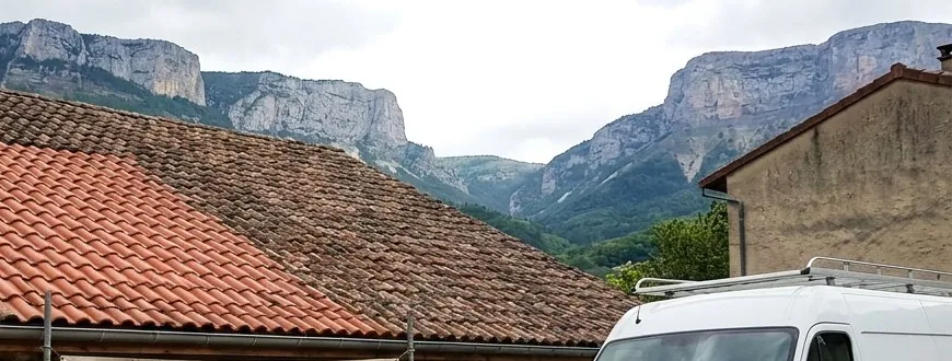 Reprise partielle d'une toiture en tuiles canal dans le Royans, tuiles neuves à côté des anciennes, falaises du Vercors
